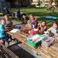 Školní družina - tvoříme z kaštanů na školní zahradě